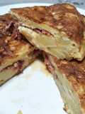Tortilla de papa, rellena con cantimpalo y queso mantecoso
