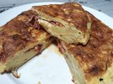 Tortilla de papa, rellena con cantimpalo y queso mantecoso