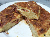 Tortilla de papa, rellena con cantimpalo y queso mantecoso