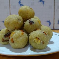 A picture of Rava Ladoo.