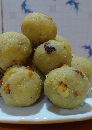 A picture of Rava Ladoo.