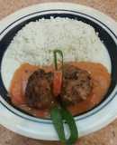 Albóndigas de carne de cerdo en salsa de cebolla y zanahorias