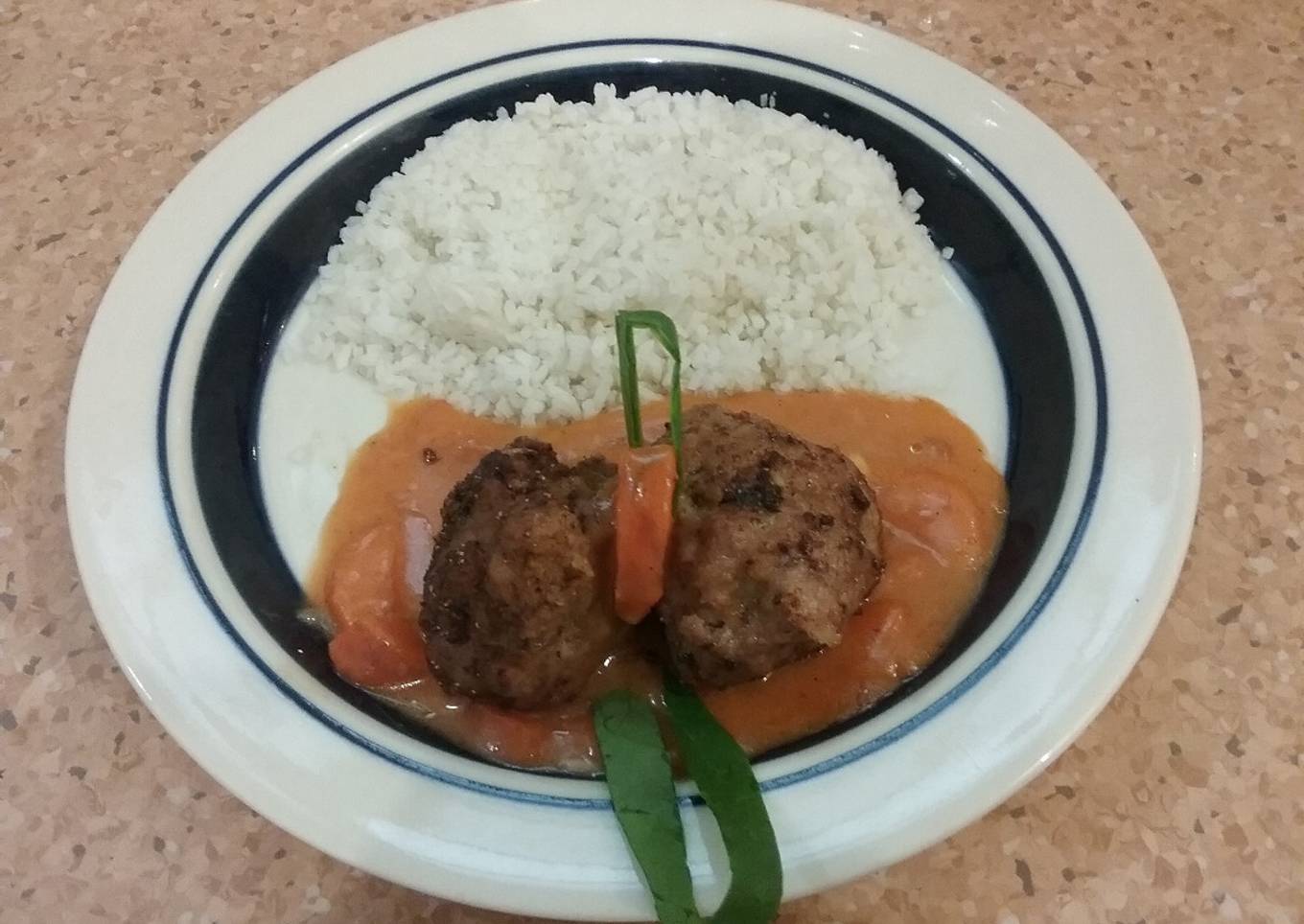 Albóndigas de carne de cerdo en salsa de cebolla y zanahorias