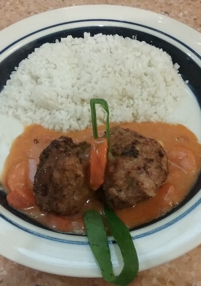 Una foto de Albóndigas de carne de cerdo en salsa de cebolla y zanahorias
