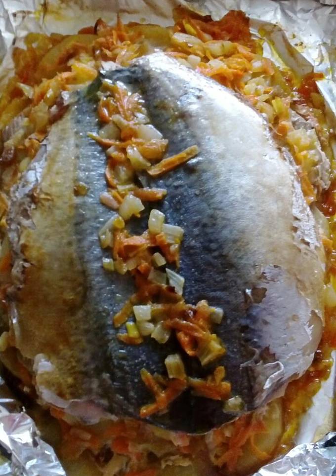 Запеченая скумбрия с яблоками и овощами