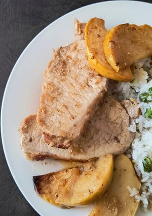 Una foto de Lomo de cerdo con manzanas asadas