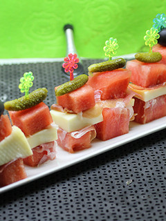 Una foto de Pinchos de sandía y queso