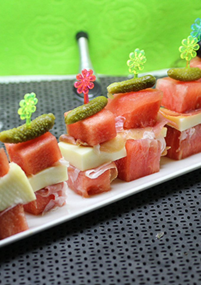 Una foto de Pinchos de sandía y queso