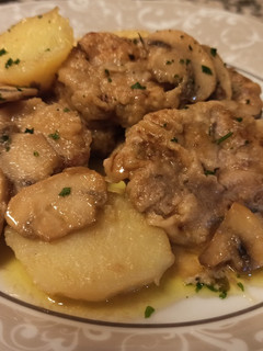 Una foto de Solomillo con patatas y champiñones