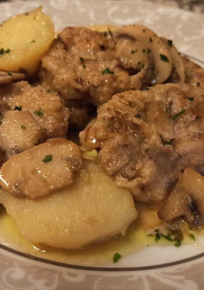 Una foto de Solomillo con patatas y champiñones