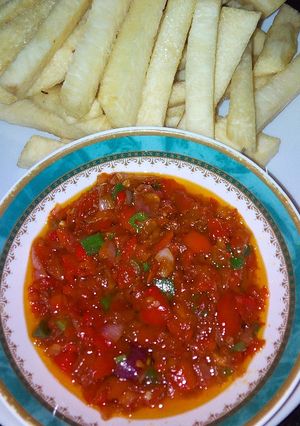A picture of Fried yam with sauce.
