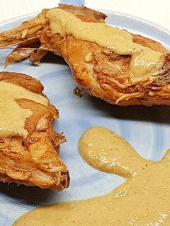 Una foto de Conejo guisado con salsa de setas llanegas y verduras