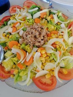 Una foto de Ensalada fresquita y colorida