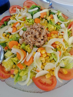 Una foto de Ensalada fresquita y colorida