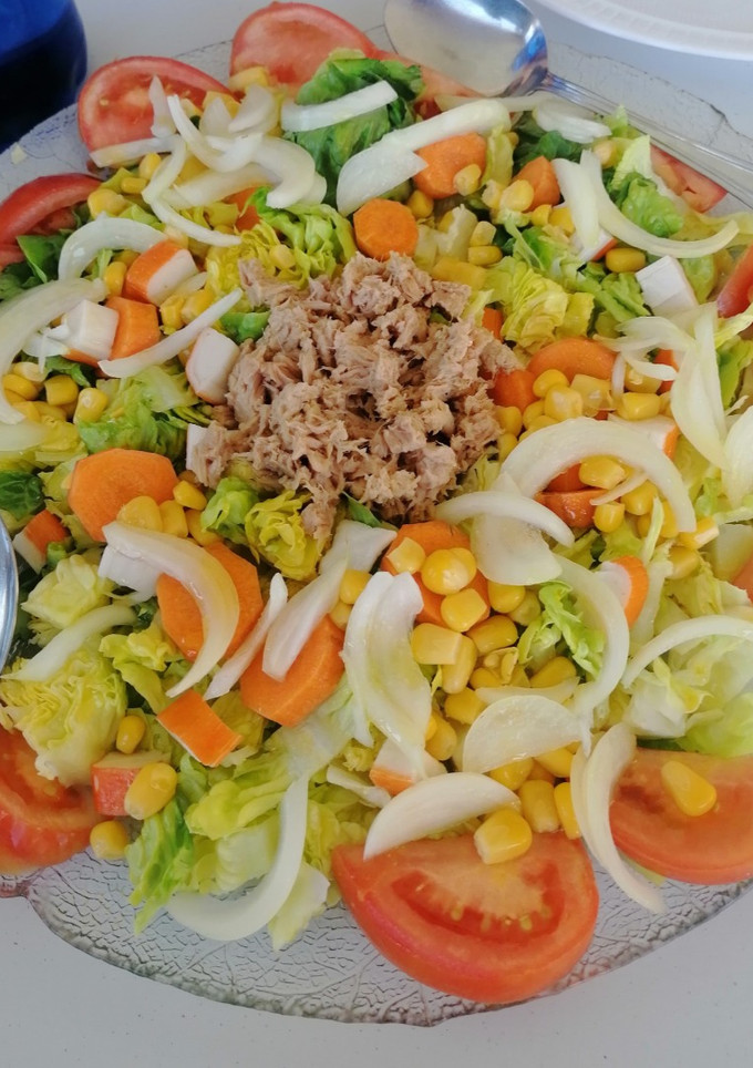 Una foto de Ensalada fresquita y colorida