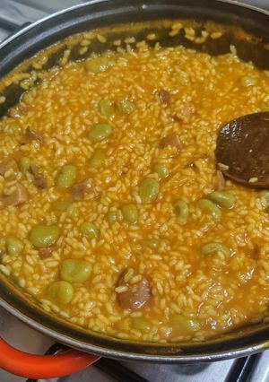 Una foto de Arroz con habas 🍚🍚🟢🟢