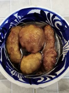 Una foto de Bolitas y palitos de yuca en almíbar