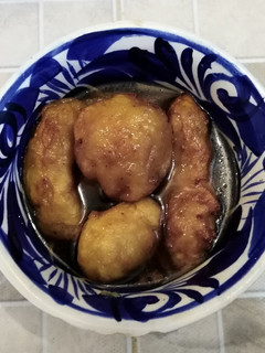 Una foto de Bolitas y palitos de yuca en almíbar
