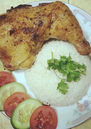Hình của món Cơm Gà Ngũ Vị.