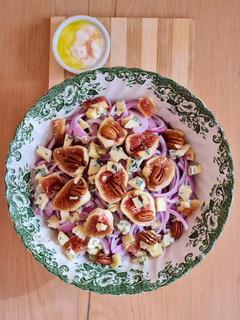 Una foto de Ensalada de higos negros, cebolla morada, queso azul con pecanas