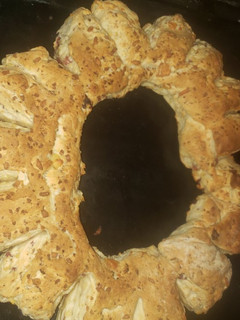 Una foto de Rosca con trocitos de salame y queso