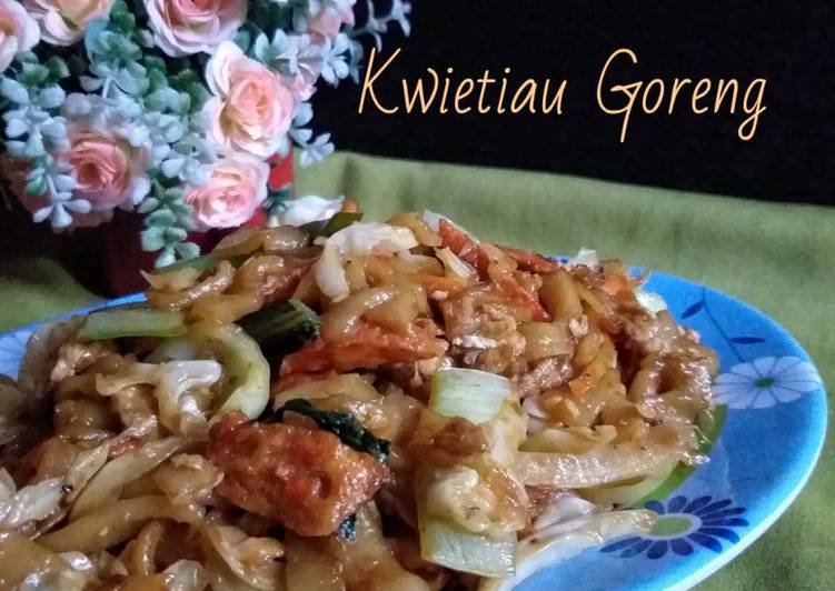 Langkah Mudah untuk Menyiapkan 317. Kwietiau Goreng, Bisa Manjain Lidah