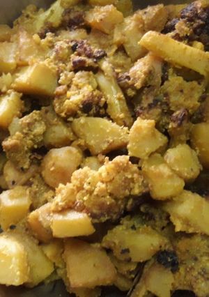 A picture of Cauliflower Potato and poppy paste stir fry.