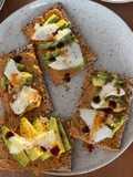 Tostas de Tahini, Abacate e Queijo Fresco