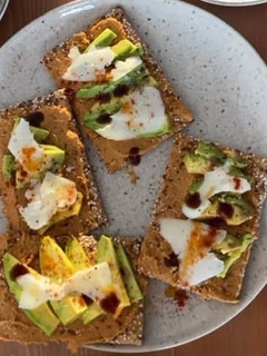 Foto de Tostas de Tahini, Abacate e Queijo Fresco