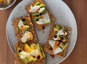 Foto de Tostas de Tahini, Abacate e Queijo Fresco