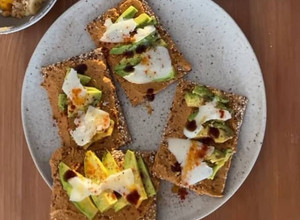 Foto de Tostas de Tahini, Abacate e Queijo Fresco
