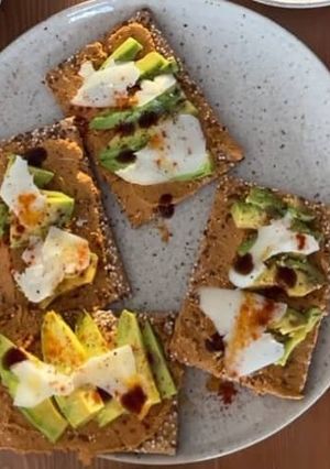 Foto de Tostas de Tahini, Abacate e Queijo Fresco