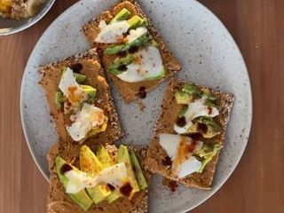 Tostas de Tahini, Abacate e Queijo Fresco