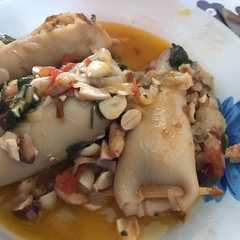 Una foto de Calamares rellenos en salsa de almendras