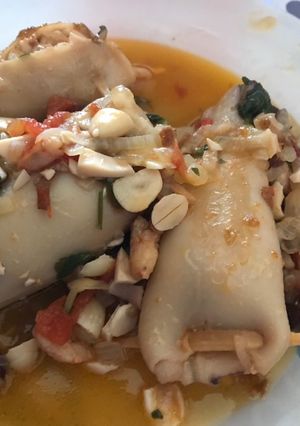 Una foto de Calamares rellenos en salsa de almendras