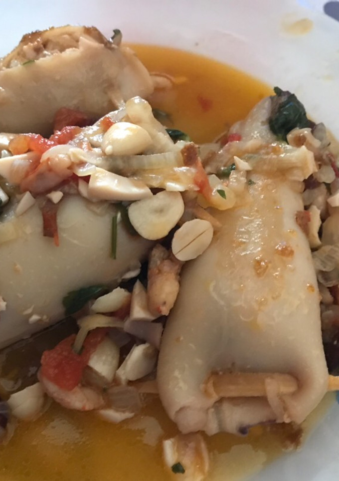 Una foto de Calamares rellenos en salsa de almendras