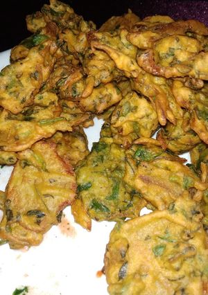A picture of Spinach fritters, palak pakora.