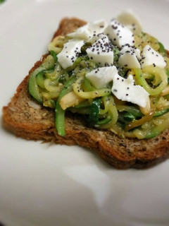 Una foto de Montadito "light" De calabacín y mozzarella