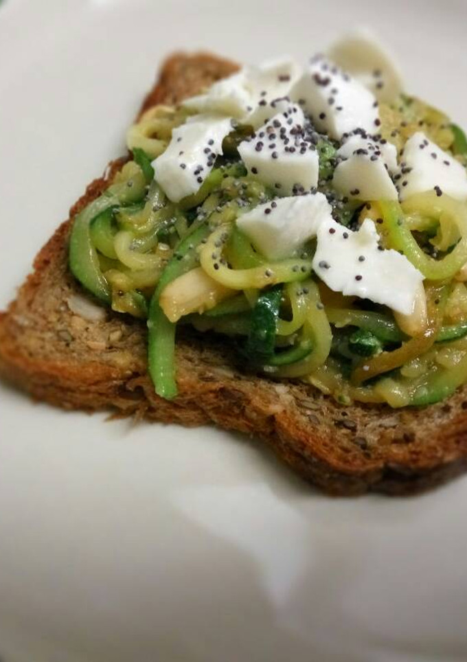 Una foto de Montadito "light" De calabacín y mozzarella