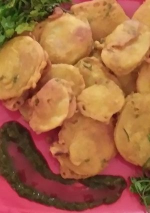 आलू के पकौड़े (Aloo ke pakode recipe in hindi) रेसिपी मुख्य फोटो