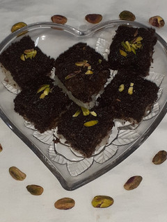 ચોકોલેટ અને કોકોનટ બરફી (Chocolate Coconut Barfi Recipe In Gujarati) રેસીપી મુખ્ય ફોટો