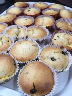Vaníliapudinggal és csokidarabokkal töltött muffin recept fotója