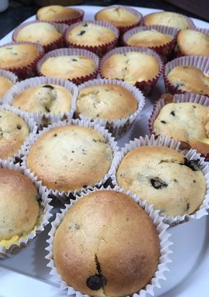 Vaníliapudinggal és csokidarabokkal töltött muffin recept fotója