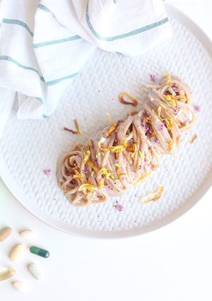 Foto di Spaghetti integrali con crema di cavolfiore viola e porro croccante