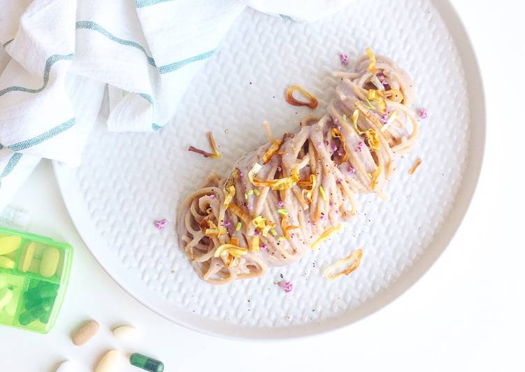 Spaghetti integrali con crema di cavolfiore viola e porro croccante