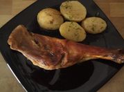 Una foto de paletilla de cabrito asada