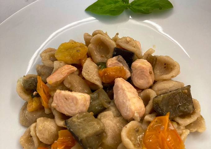 Orecchiette salmone, melanzana, pomodorini datterini gialli e basilico