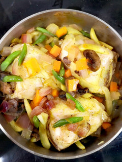 Una foto de Pollo con verduras