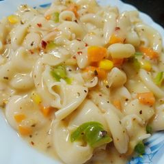 A picture of Pasta in white sauce.