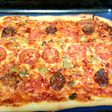 Pizza de tomates y chorizo picantón